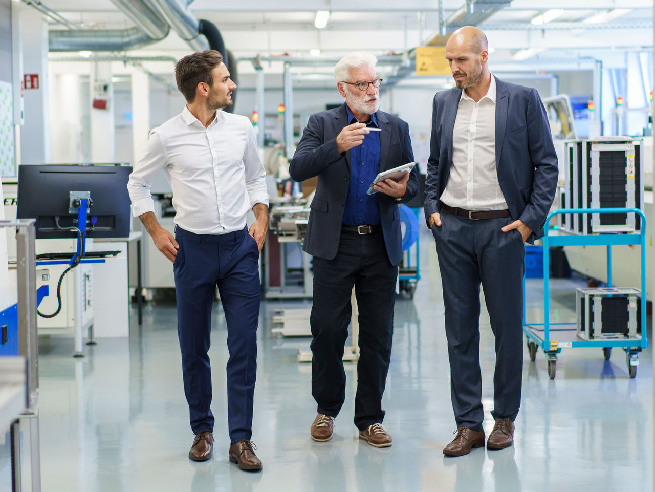 Deutschland, NRW, Oberhausen, Industrie, Hi-Tech, Modern, Teamwork, Forschung, Labor, Clean, Mann, 40 Jahre, Mann, 27 Jahre, Mann, 68 Jahre